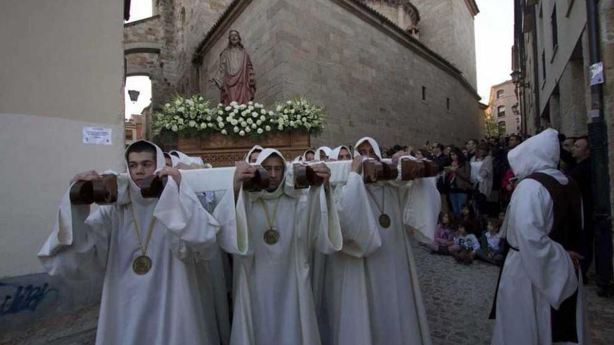 El juez ordena a Luz y Vida restituir las andas diseñadas por Hipólito Pérez Calvo