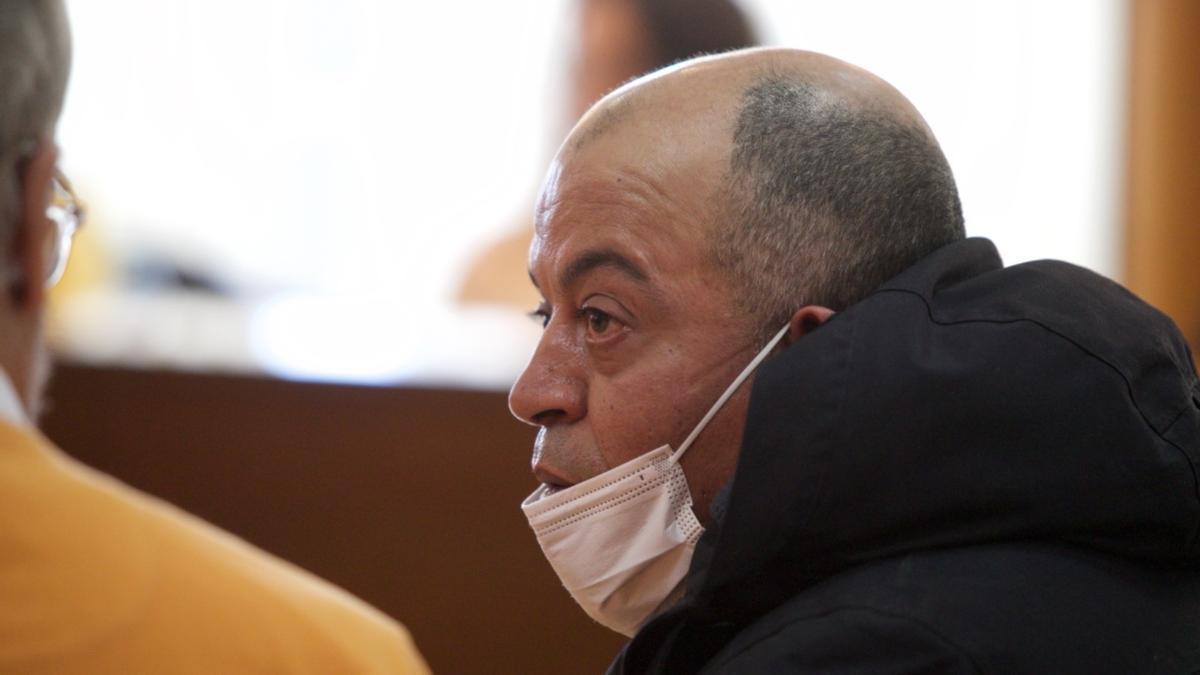Abdellafit A., en el banquillo de la Audiencia Provincial de Murcia por matar de un tiro a su esposa, Salwa, en verano de 2020 en su casa de Águilas.