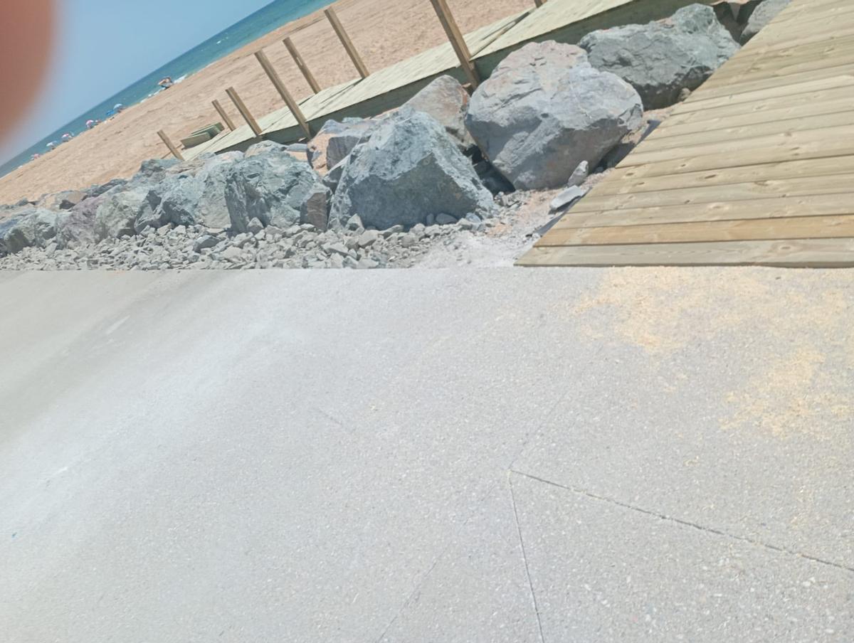 Nuevas rampas accesibles y escaleras en el paseo marítimo de Matalascañas. Nuevas rampas accesibles y escaleras en el paseo marítimo de Matalascañas.