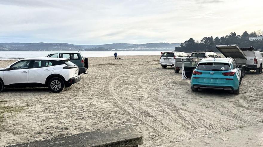 Sada pide a la Xunta “cuidado” con la playa tras aparcar varios vehículos en ella