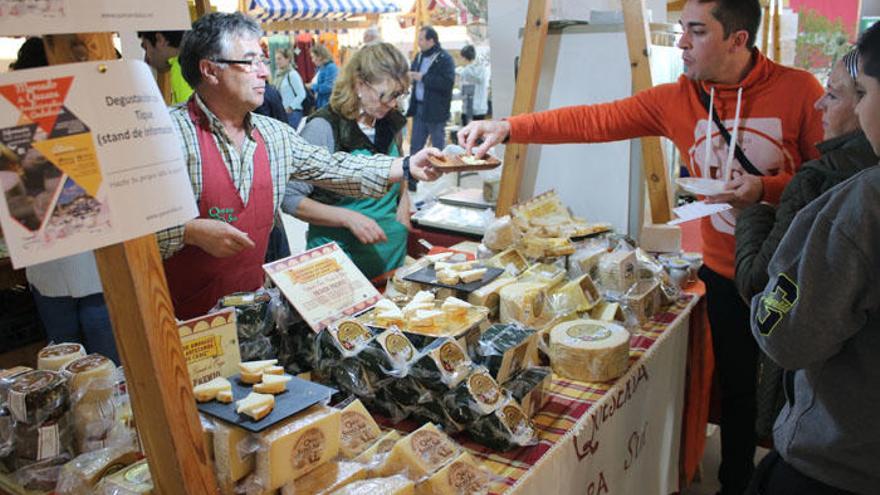 Los asistentes no dudaron en probar los distintos quesos que el mercado ofreció, comentando con los artesanos el sabor y la calidad.