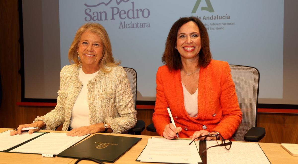 La consejera andaluza de Fomento, Rocío Díaz, en un acto con el Ayuntamiento en San Pedro Alcántara
