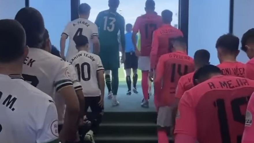 Jugadores del Valencia y de la Peña saliendo al estadio Antonio Puchades este domingo.