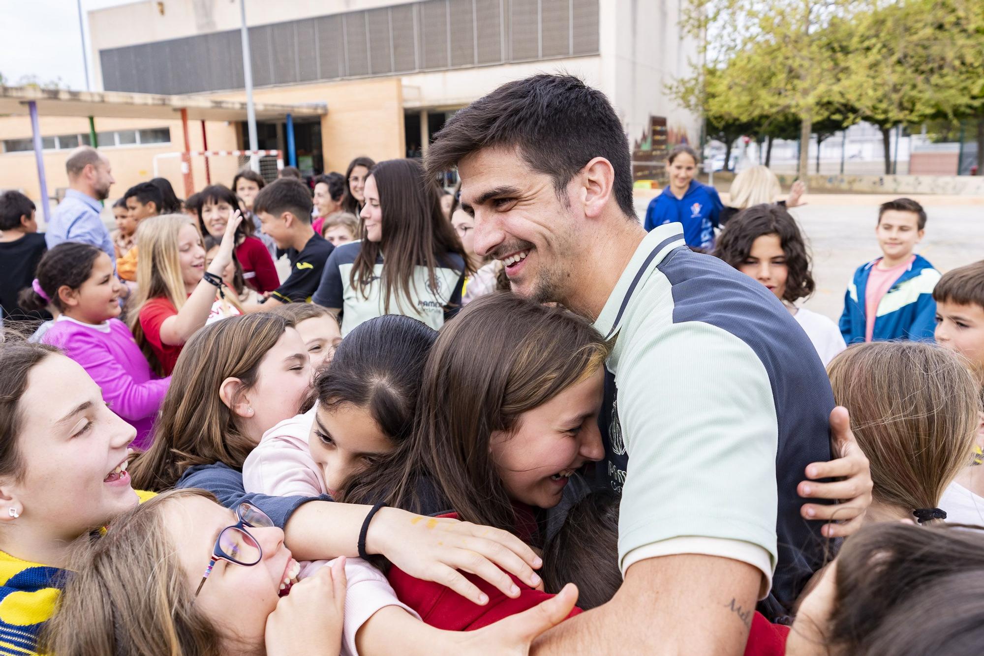 Gerard abrazo ni�os. Colegio Germans Ochando. Villarreal Cf.jpg