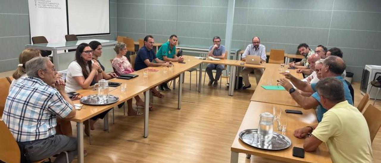 Imagen de la reunión entre represdentantes del Govern y del comercio balear