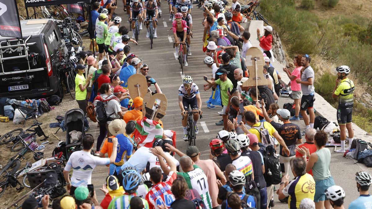 FOTOS: Ambientazo en Asturias para seguir una jornada de ciclismo con la Vuelta a España
