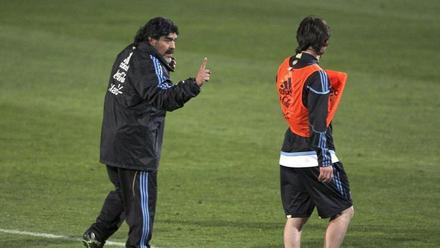 MUN116 PRETORIA (SUDÁFRICA) 07/06/2010. El entrenador de la selecciòn argentina de fùtbol, Diego Armando Maradona,iz, da instrucciones a LIonel Mesi,d, durante el entrenamiento que el combinado argentino realizò hoy en el Centro de Alto Rendimiento de la Universidad de Pretoria con vistas al partido que disputaràn contra Nigeria el próximo dia 14 de Junio dentro del Grupo B del Mundial de Sudàfrica.EFE/Cézaro De Luca. diego armando maradona - leo messi. seleccion argentina. concentraciones - mundial 2010 sudafrica - entrenos. deportiva entreno 2010