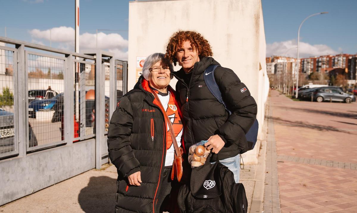 Lola lleva años preparando magdalenas para los jugadores del Rayo Vallecano.
