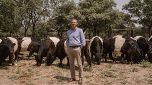 Pablo Garrido posa con las vacas ’oreo’ de la finca familiar en Esguevillas de Esgueva. 
