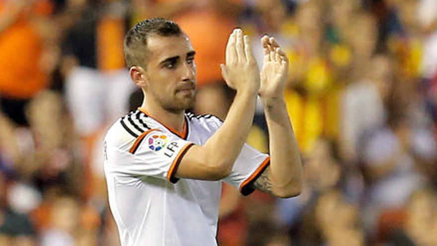 Paco Alcácer aplaude tras un partido.