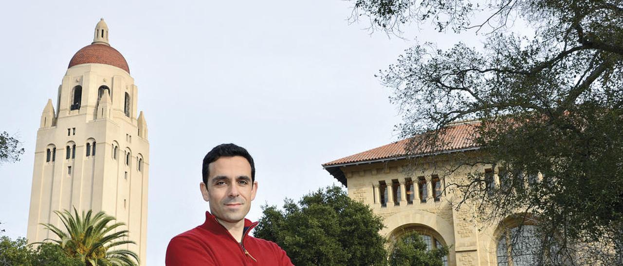 El ingeniero de investigación guardés Marcos Martínez, en el campus de Stanford (EE UU).