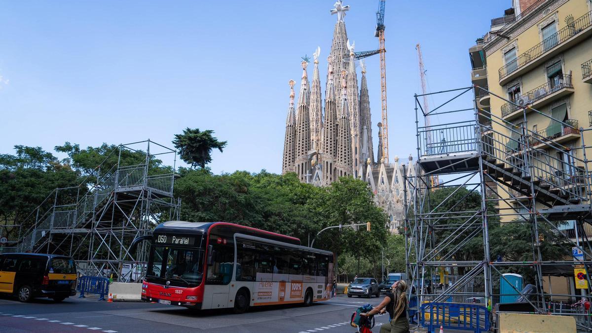 Trabajos de montaje de un puente peatonal elevado en la calle Mallorca con Sicilia cerca de la Sagrada Familia, con motivo del dispositivo previsto para el paso del Tour de Francia.