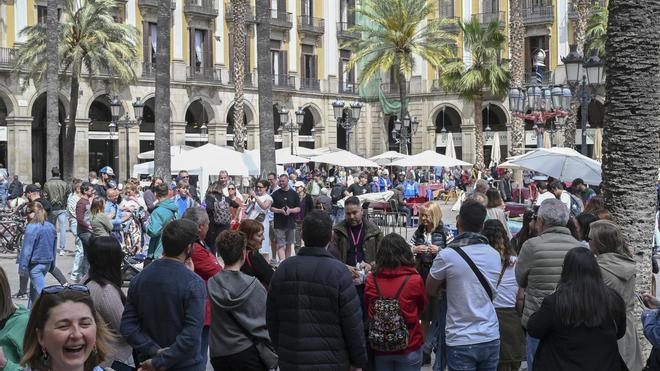 Varios grupos de turistas en Barcelona la Semana Santa del año pasado
