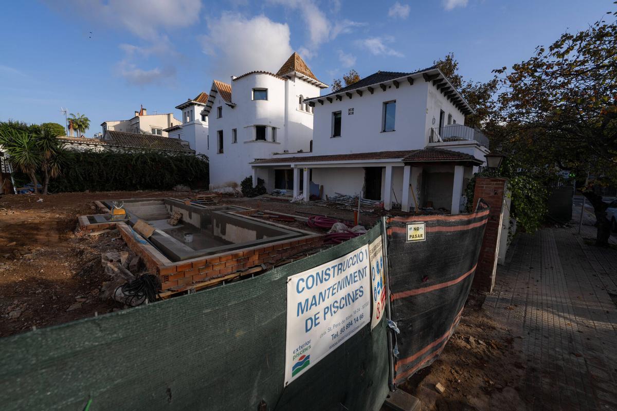 Obras en los jardines del antiguo Hotel Capri, que reabrirá en mayo como nuevo establecimiento METT, de la cadena Sunset Hospitality Group.