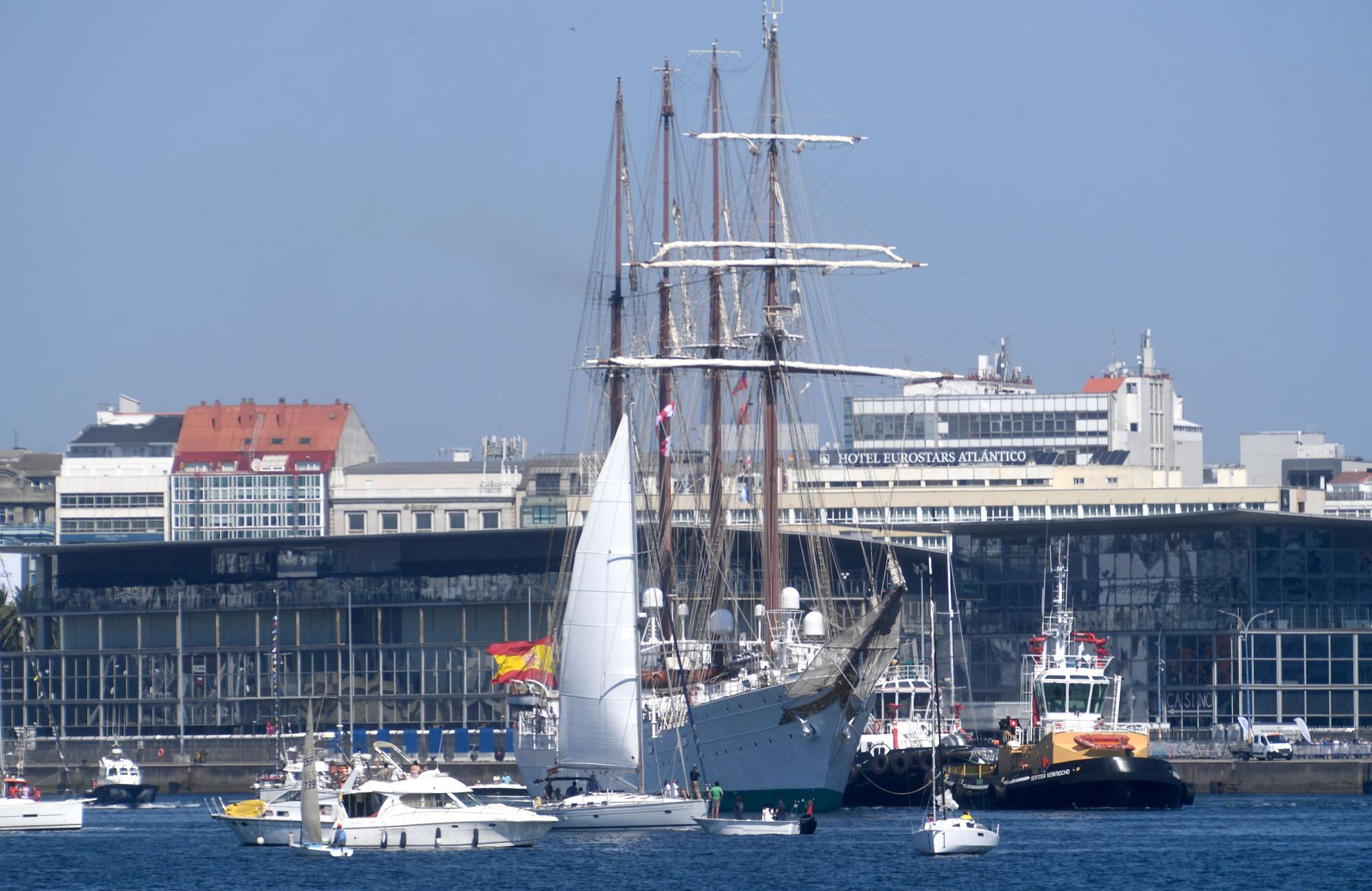 El buque escuela de la Armada Juan Sebastián de Elcano se despide de A Coruña