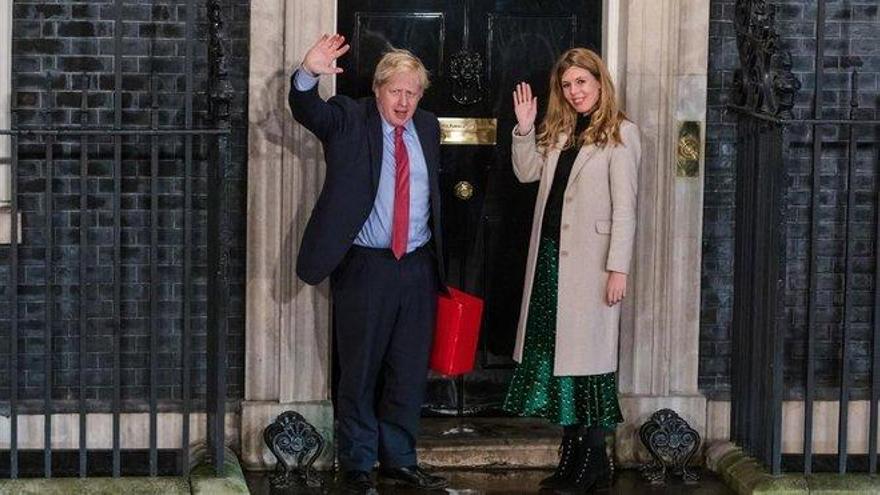 Boris Johnson y su novia Carrie Symonds son padres de un niño