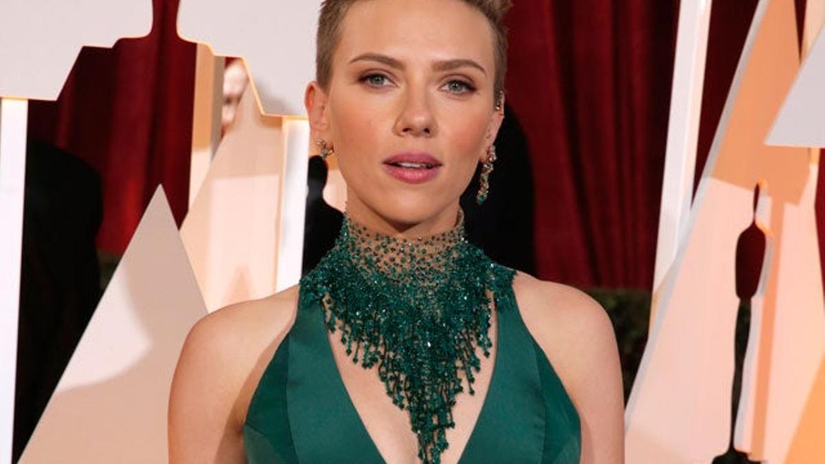 Scarlett Johansson defiende a John Travolta