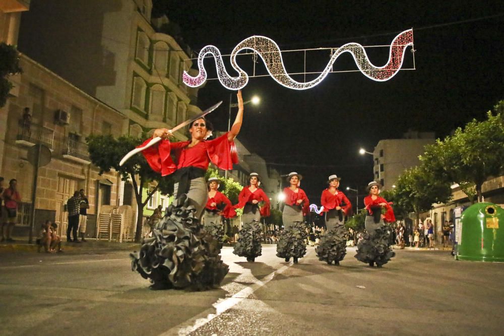 Las cuatro comparsas del bando de la cruz protagonizan un espectacular desfile por las calles del municipio