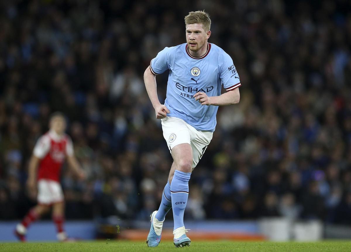 Kevin De Bruyne: El belga podría ser otro de los casos fáciles de resolver. A sus casi 32 años y con 2 años de contrato, De Bruyne podría buscar una última experiencia Top en caso de que los de Guardiola quedaran mermados por la sanción. Difícilmente el club se opondría a sus peticiones tras tantos años de servicio a la causa. Kevin De Bruyne: El belga podría ser otro de los casos fáciles de resolver. A sus casi 32 años y con 2 años de contrato, De Bruyne podría buscar una última experiencia Top en caso de que los de Guardiola quedaran mermados por la sanción. Difícilmente el club se opondría a sus peticiones tras tantos años de servicio a la causa.