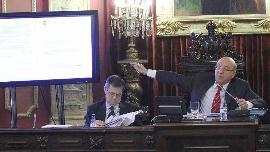 El alcalde de Ourense, Agustín Fernández, en el centro de la imagen, ayer en el Pleno.  // Iñaki Osorio