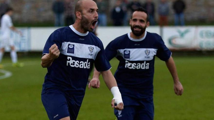 Dani López, a la izquierda, y Omar Sampedro celebran un gol del primero este año con el Marino.
