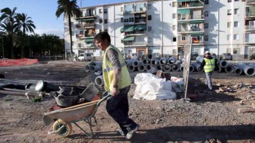 Dos operarios en la zona en la que se está ejecutando la primera fase de urbanización.