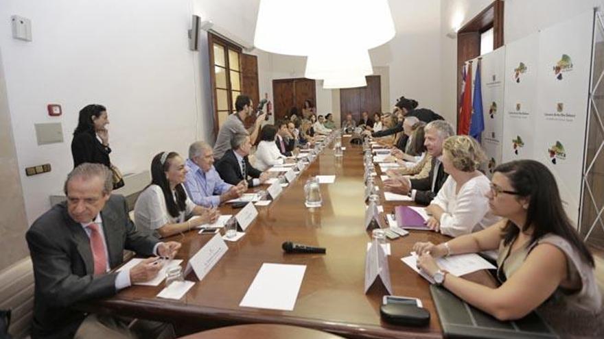 El encuentro reunió a la Administración y representantes de las patronales turísticas.