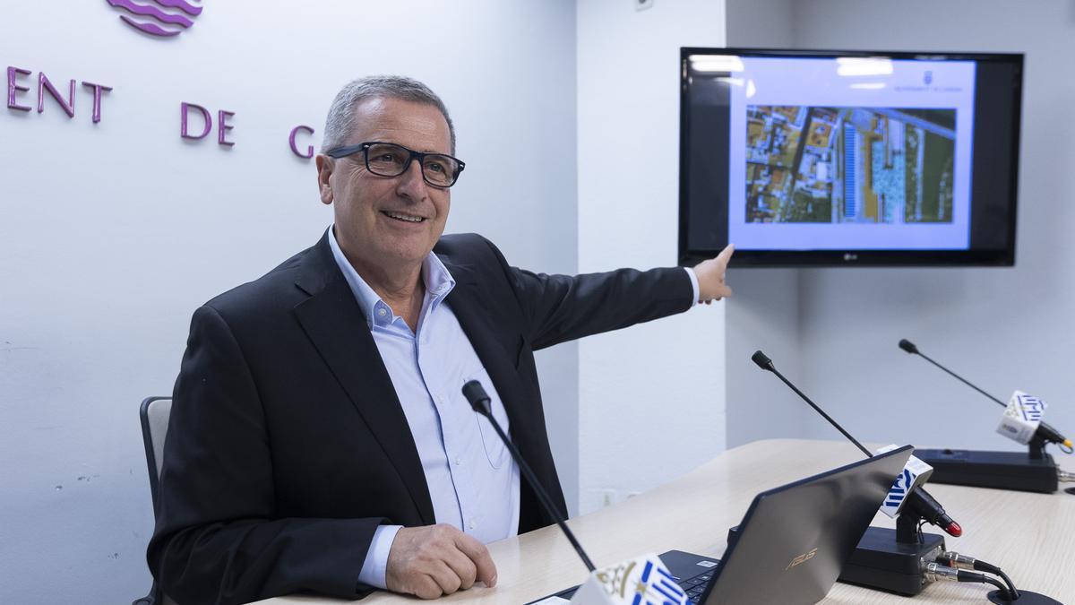 Salvador Gregori, explicando el proyecto del mapa solar de Gandia