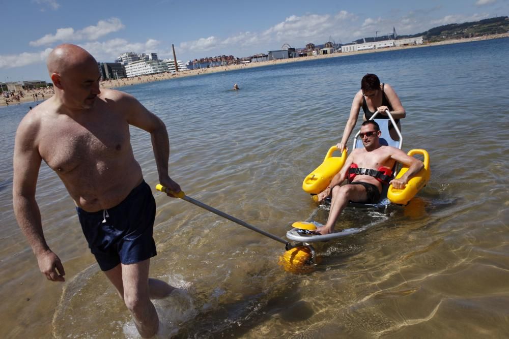 Servicio de baños en la playa de Poniente para personas con discapacidad