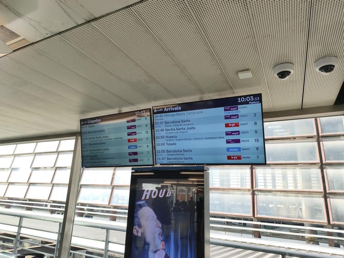 Pantallas de información de llegadas en la estación de Atocha.