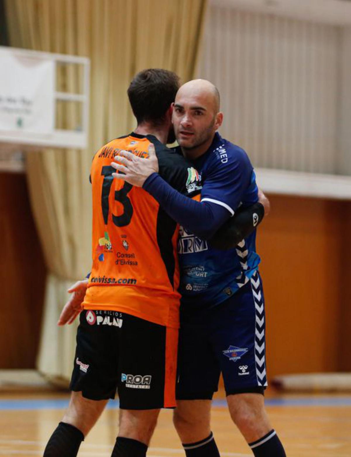 Javi Rodríguez y Nikcevic se abrazan.