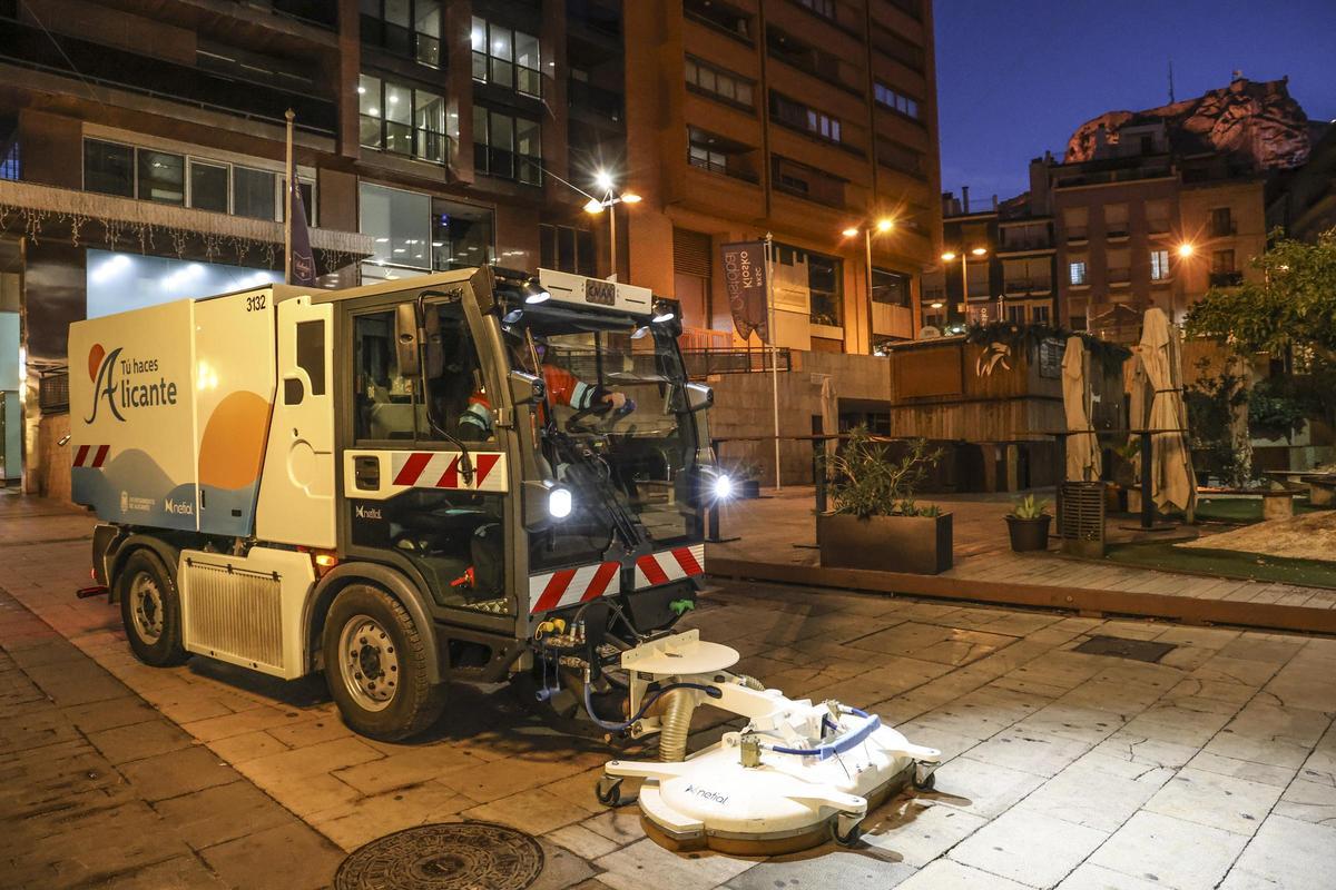 Un trabajador de la limpieza en su turno de noche.