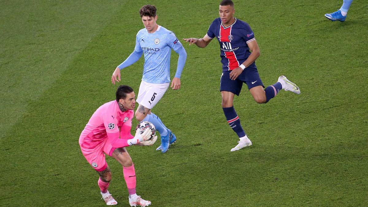 Ederson, Stones y Mbappé, en el partido de ida del Parque de los Príncipes.