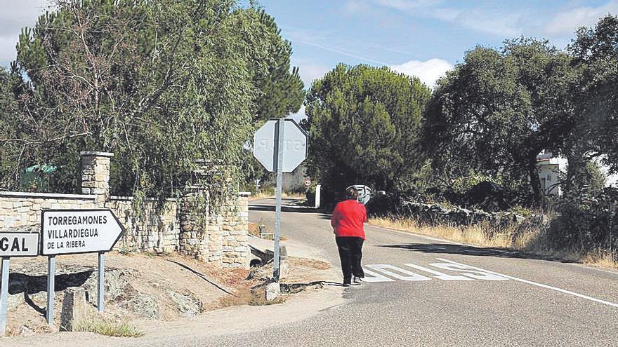 Acceso a Torregamones desde la carretera que va a Portugal.