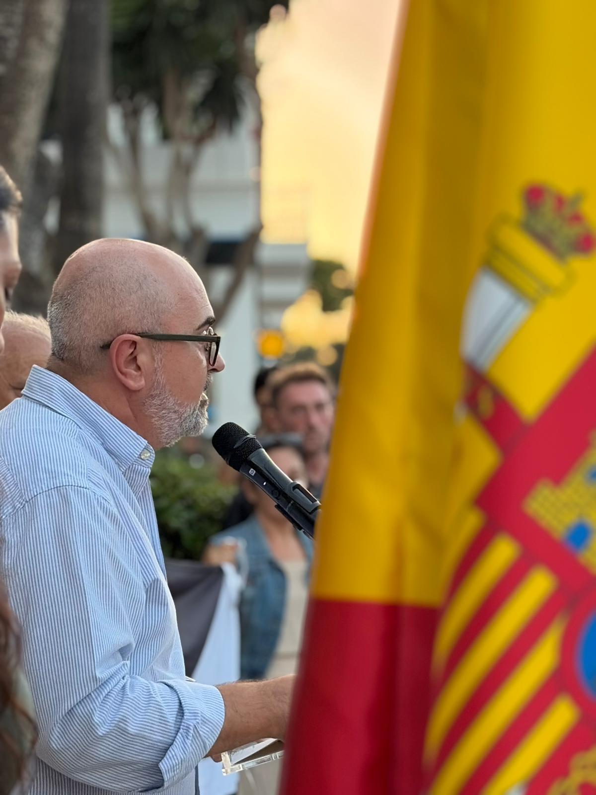 Galería: Concentración en apoyo a Ceuta en el Ayuntamiento de Sant Josep