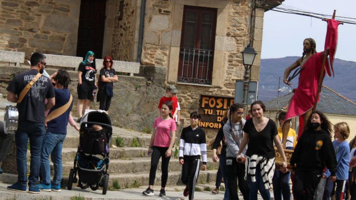 Cristo resucita ágil y rodeado de niños