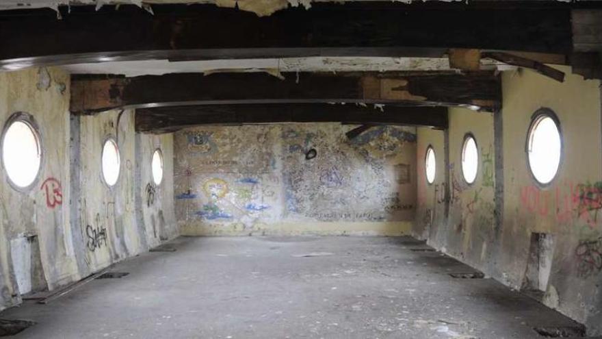 Interior de una de las naves abandonadas de la antigua Comandancia de Obras.