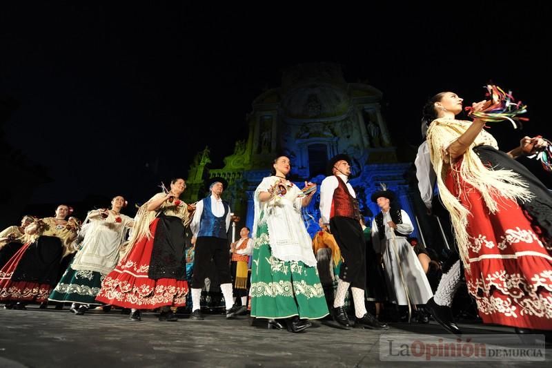 La Antorcha de la Amistad y el Moneo brillan en colores con motivo de este Festival Internacional de Folclore