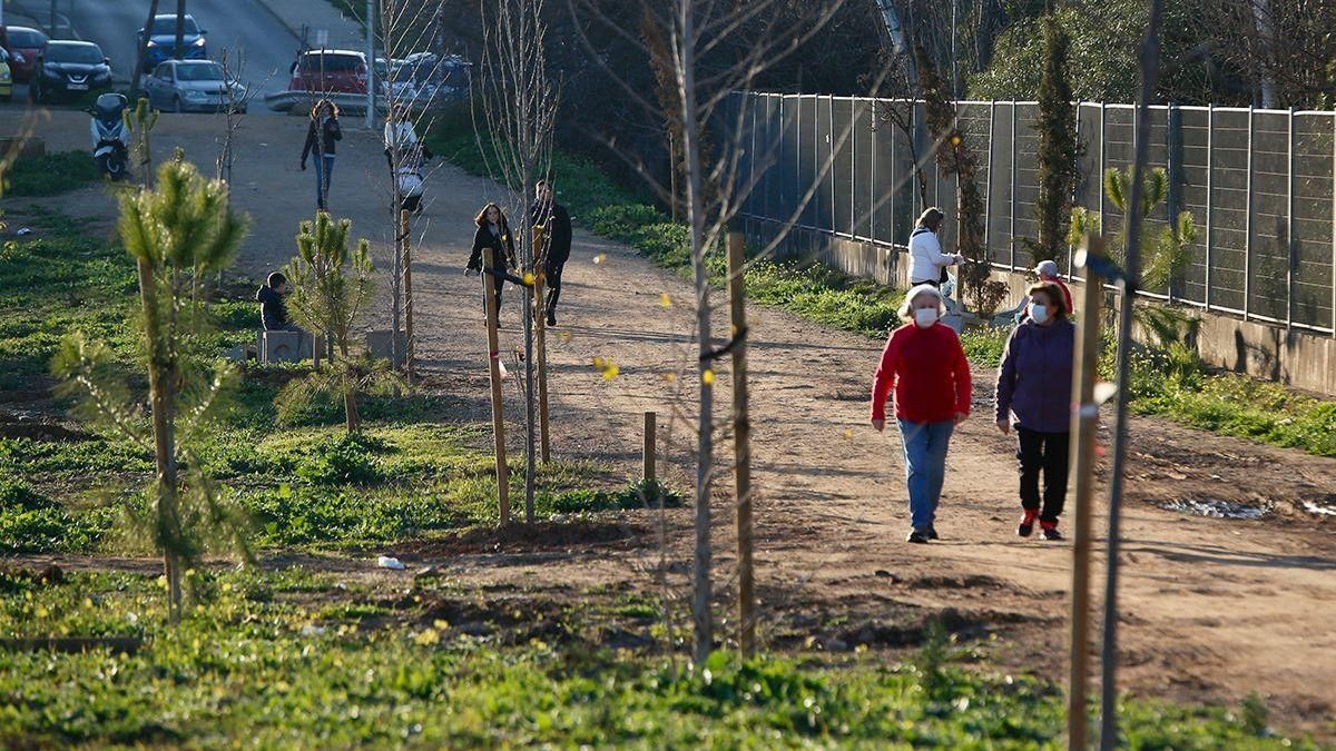 Ciudadanos pasean por el parque de Levante.