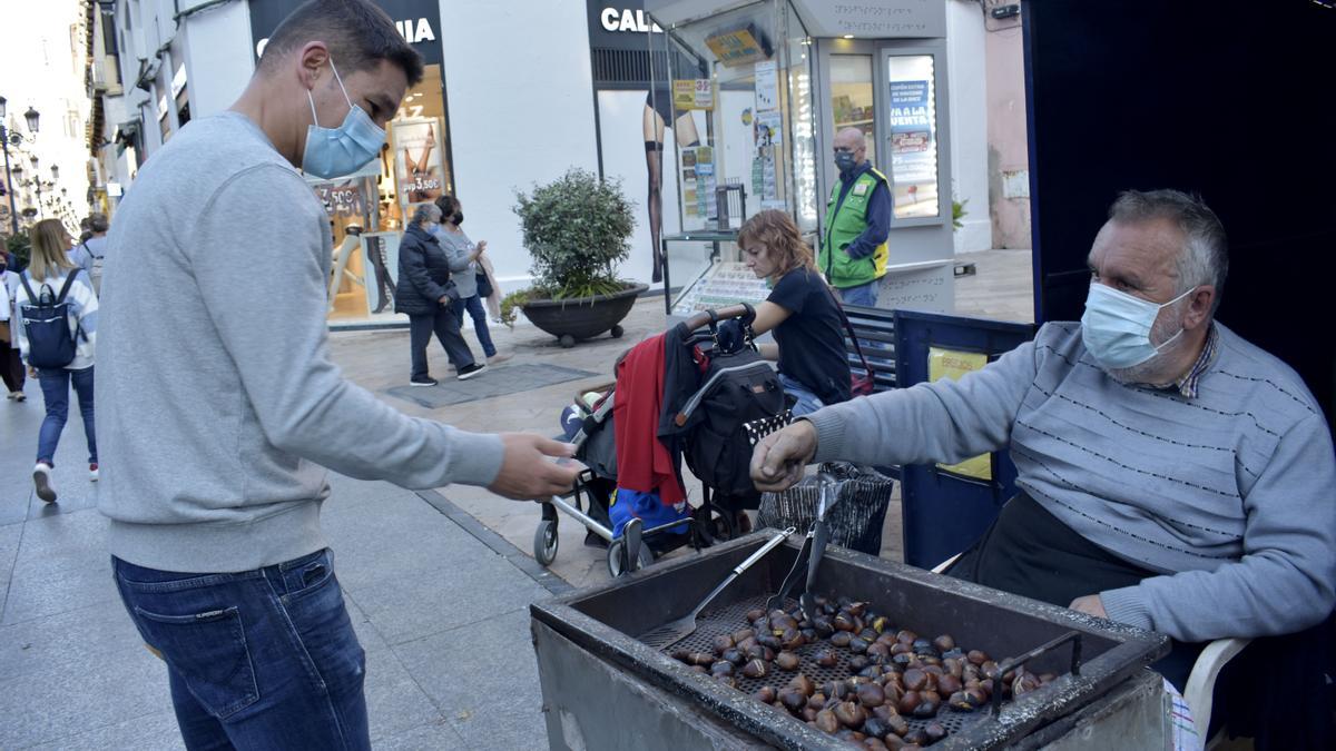 José lleva casi 30 años en su puesto de castañas de la plaza Sas, en pleno centro