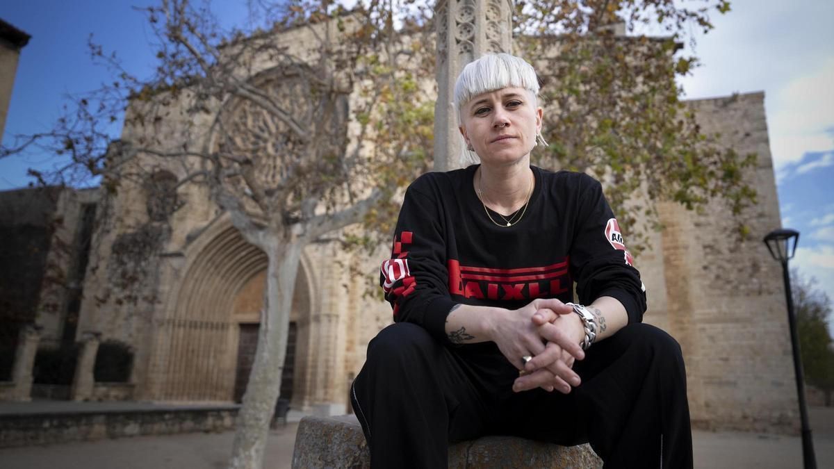 La artista Cora Novoa, fotografiada ante la iglesia del Monasterio de Sant Cugat, uno de sus rincones favoritos de Barcelona.