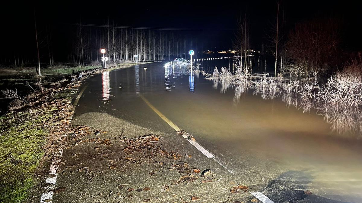 El Castrón se desbordó esta noche en varios puntos del Valle de Valverde inundando la carretera.