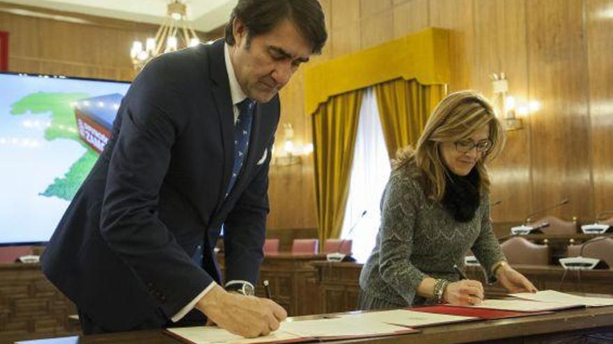 El consejero de Fomento y Medio Ambiente, Juan Carlos Suárez-Quiñones, y la presidenta de la Diputación, Mayte Martín Pozo, firman el convenio por el que se elaborarán las Normas Urbanísticas Territoriales (NUT).