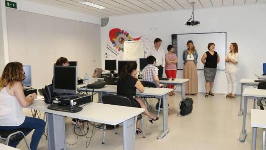 Visita a los participantes de la lanzadera en la Casa de la Dona.