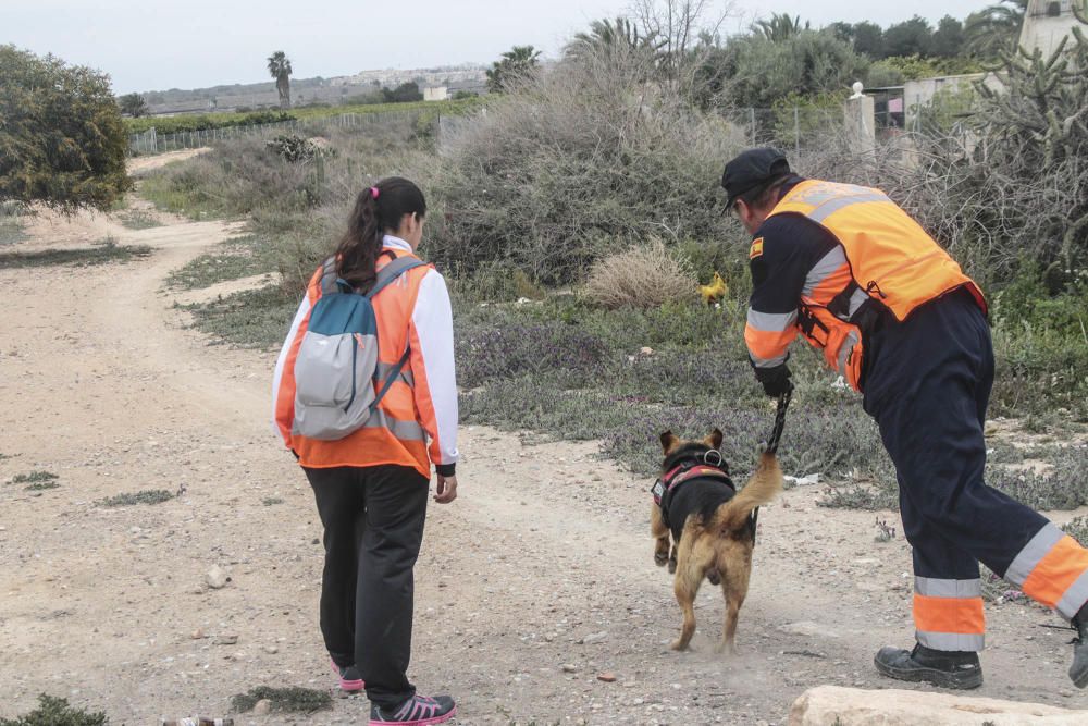 Voluntarios de Protección Civil ayer en el operativo de búsqueda en Los Montesinos