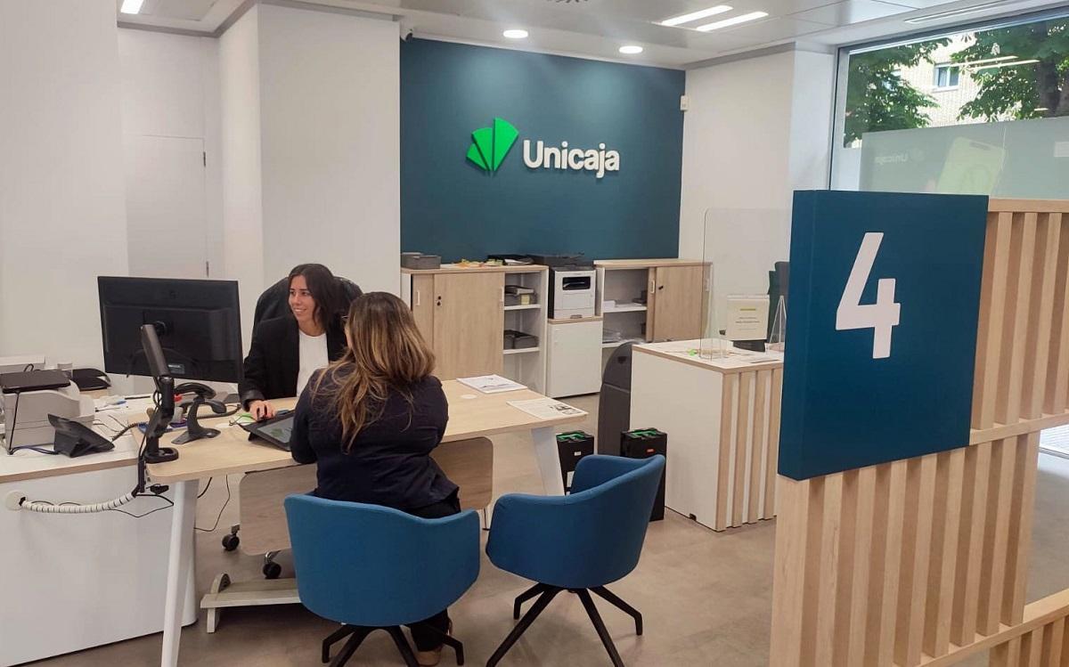 Una oficina de la entidad financiera Unicaja, que tiene su sede central en Málaga.