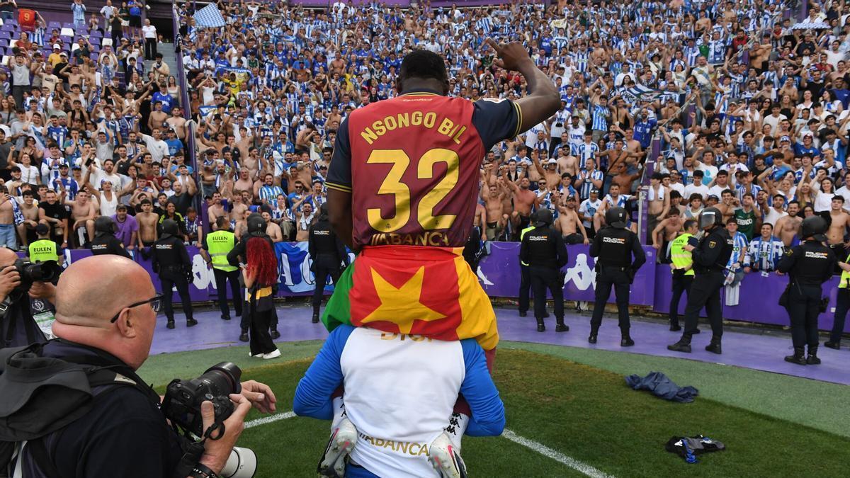 Nsongo Bil en la celebración del ascenso ante el Valladolid