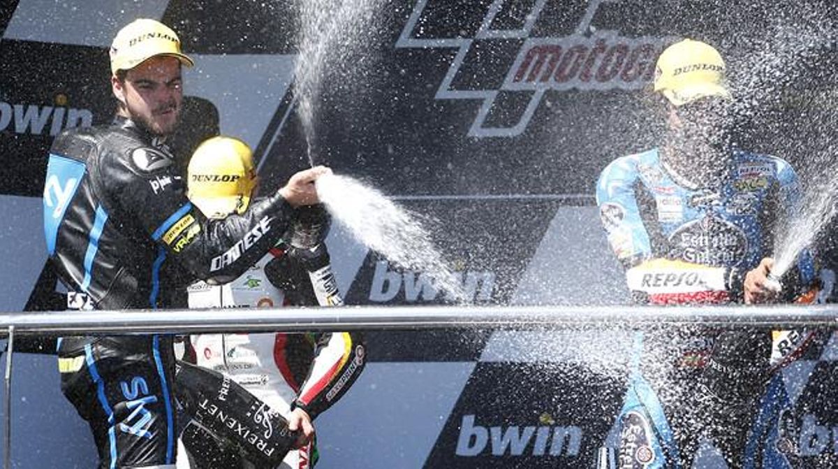 Romano Fenati (esquerra) celebra la seva victòria al GP d’Espanya amb Efren Vázquez, segon, i Àlex Rins, tercer.