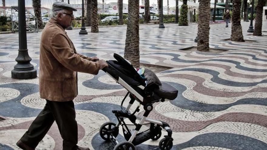 Un abuelo pasea con su nieto.