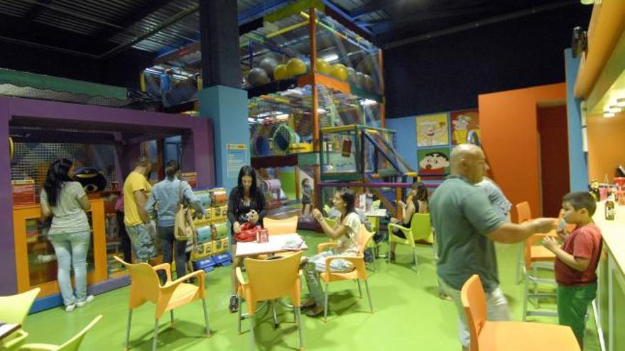 Cafetería del parque infantil junto a la atracción de toboganes.